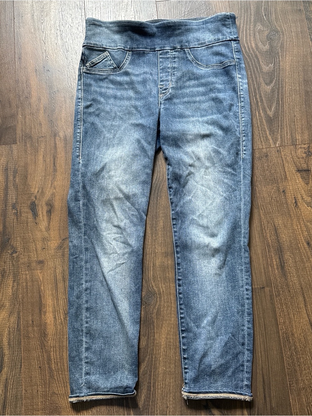 Rock & Republic Slim Straight Jeans in Faded Blue Wash